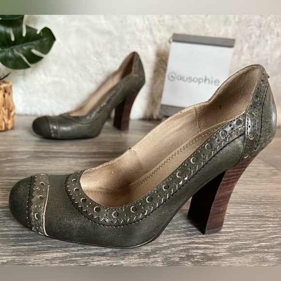Seychelles Picture Perfect distressed stacked heels in Olive leather. Size 7 - Picture 3 of 10